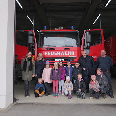 Das Bild zeigt die Kinder der Kindertagesst&auml;tte und des Schulhortes aus Rodewisch vor einem gro&szlig;en roten Feuerwehrauto.