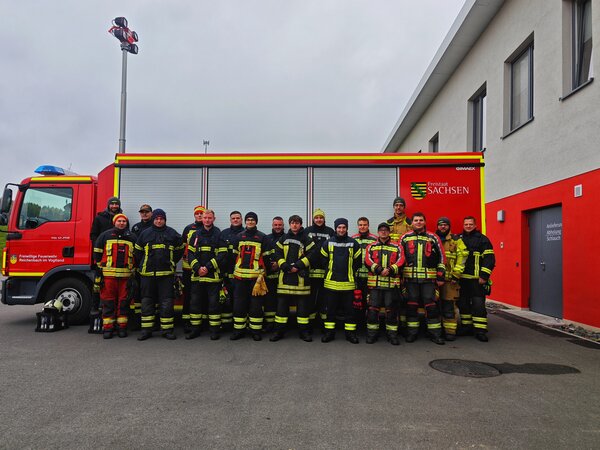 Teilnehmer des ABC-Lehrgangs am Brand- und Katastrophenschutzzentrum in Eich.