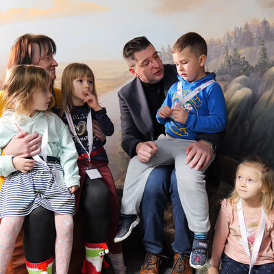 Landrat Thomas Hennig und Erzieherin Katrin Dietzsch lauschten gemeinsam mit den Kindern der spannenden Geschichte.