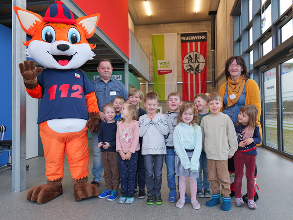 Die Kinder freuen sich auf ihr Foto mit dem Maskottchen des FloBIZ.