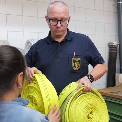 Ger&auml;tewart Kevin Brandenburg zeigt Schl&auml;uche aus der Waschanlage