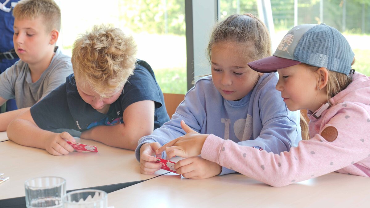 Kinder entdecken ihren neuen Sirenenf&uuml;hrerschein