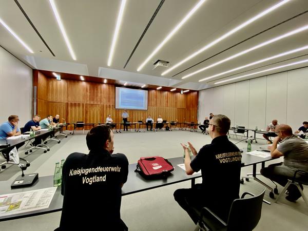 Vertreter der Freiwilligen Feuerwehren sitzen im Kreistagssaal des Vogtlandkreises und lauschen der Projektvorstellung des Kompetenzzentrums f&uuml;r den Brand- und Katastrophenschutz in Eich